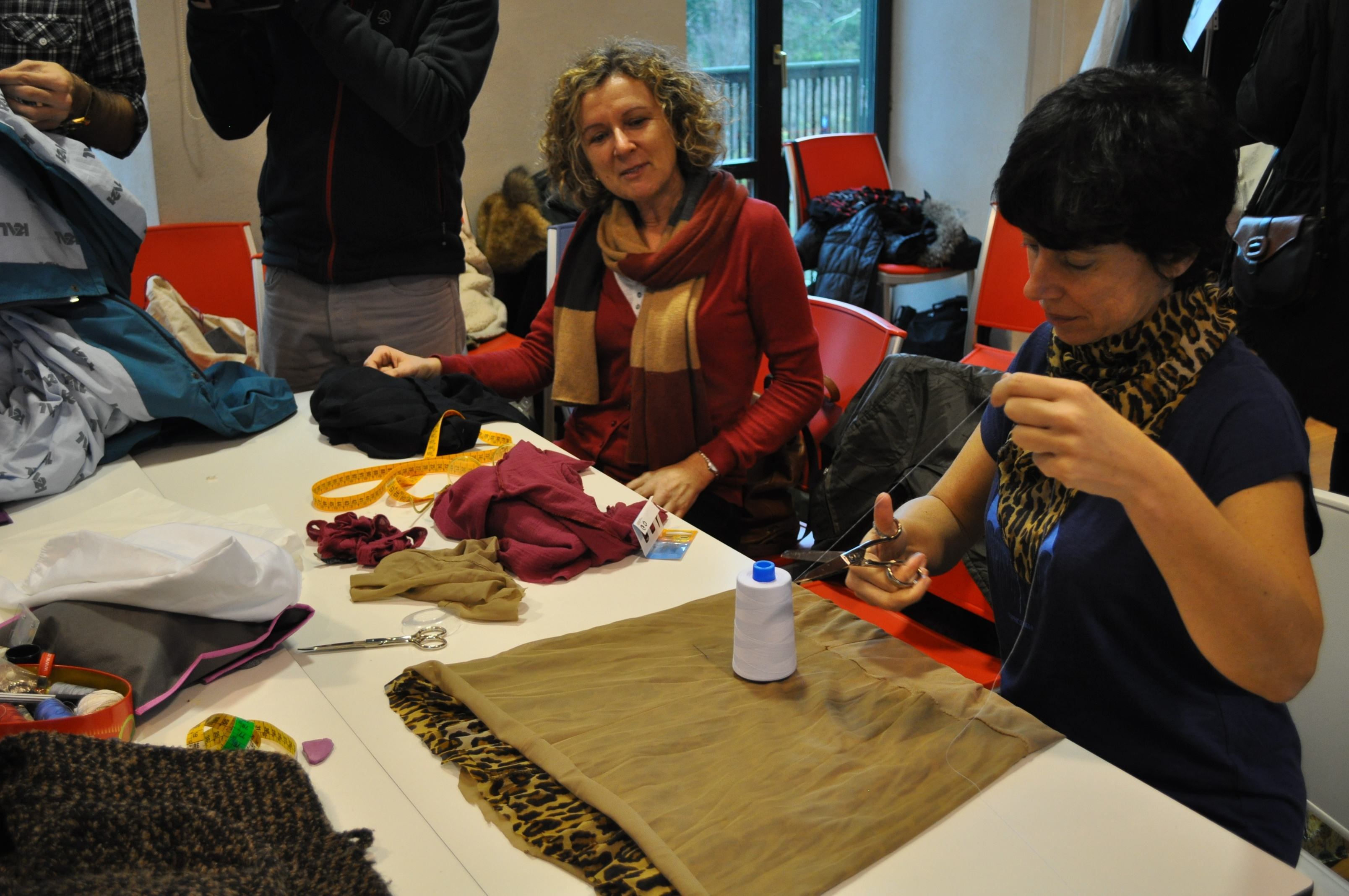 Varias participantes del taller de costura.